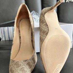 Guess Pumps